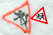 «Калейдоскоп дорожных знаков» (весеннее граффити на снегу)